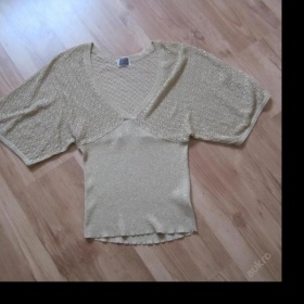 Jaké doplňky ke zlatavému topu