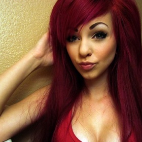Výraznější červenofialová barva na vlasy