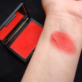 Sytě červená matná tvářenka