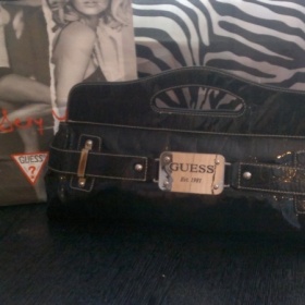 Černá lakovaná kabelka Guess - foto č. 1