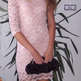 Krajkové růžové šaty na ples