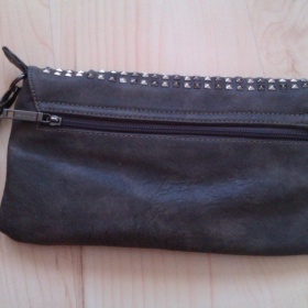 Koženkové šedo - hnědé psaníčko se cvoky David Jones