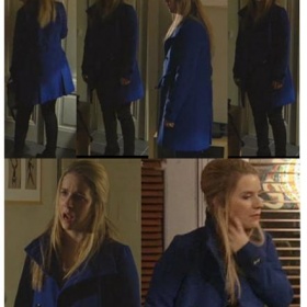 Modrý kabát jako Monika Farská v Ulici