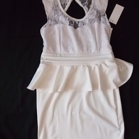 Bílé krajkované peplum šaty - foto č. 1