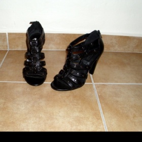 Černé páskové kožené boty na podpatku   5th Avenue od Cindy Crawford - foto č. 1