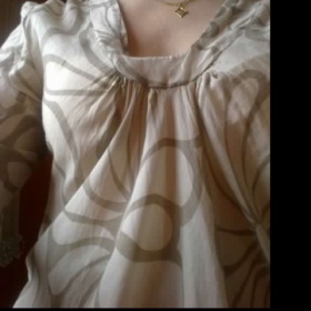 Béžová tunika s velkými květy