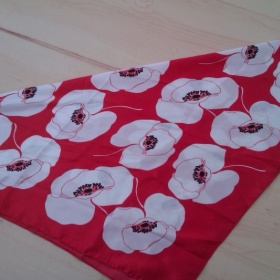 Červeno - bílý, čtvercový šátek s květy