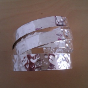 Tepaný stříbrný náramek z bižuterie