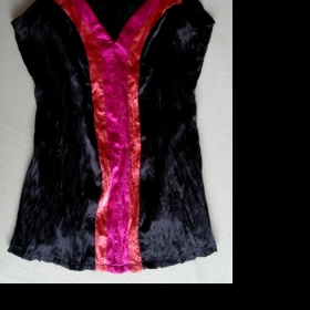 Barevné tílko mačkané