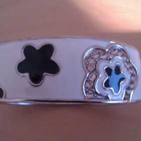 Bílo - černý náramek s kamínky