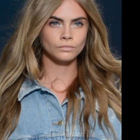 Odbarvení hnědých vlasů na špinavou blond.