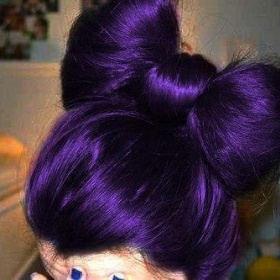 Výběr fialové barvy na vlasy
