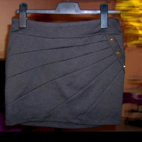 Černá sukně se zlatými cvoky