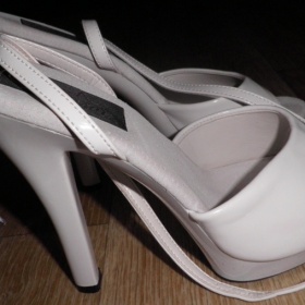 Bílé sandálky Pleaser - foto č. 1