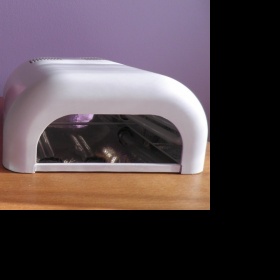 UV lampa na gelové nehty