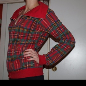 Červená mikina - kostka