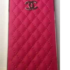 Růžový kryt na iPhone 5 Chanel