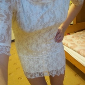 Bílé krajkové šaty
