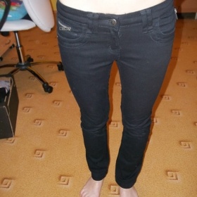 Černé slim rifle se zipsy na bocích