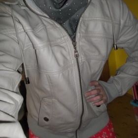 Béžová koženková bundička