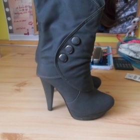 Šedé kozačky na vysokém podpatku