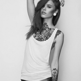 Tílko s vykrojenými průramky