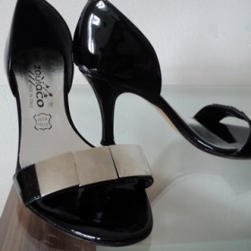 Černé sandálky s kovovým zdobením