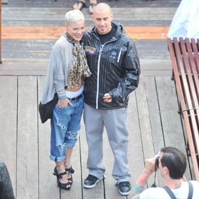 Široké bokové džíny jako P!nk