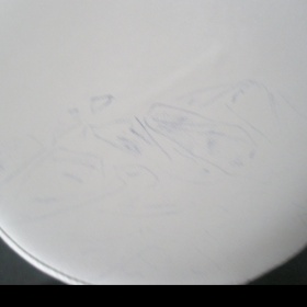 Čím odstranit čmouhy z koženkové barovky?