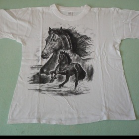 Bílé tričko s koněm - foto č. 1