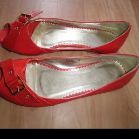 Lesklé čevené botičky s otevřenou špičkou