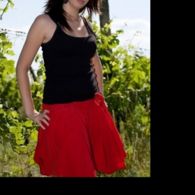 Tmavě hnědá, která se nevymývá