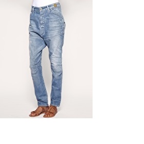 Džíny s volnějším rozkrokem, úzké nohavice