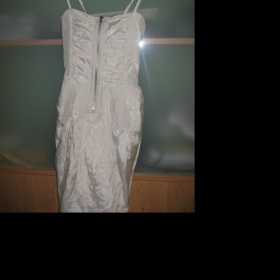 Co za doplňky k zlatým šatům