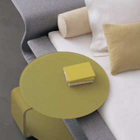 Noční stolek s přesahem do postele