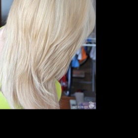 Stejná blond barva odrostů tak celé hlavy