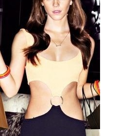 Šaty s vykrojením na bocích