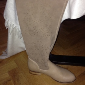 Jarní děrované béžové kozačky - foto č. 1