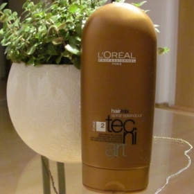 Vyživující krém pro úpravu a tvarování sušších, kudrnatých vlasů Loreal