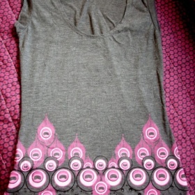šedé tričko neznačkové