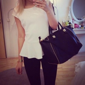 Černá kabelka se zlatými detaily do ruky