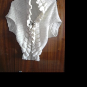 Bílý svetr se sponou neznačkový