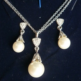 Bílá a stříbrná barva  SET Náušnic A Řetízku perly a kamínky swarovski