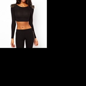 Bílý top s ostny na ramenou