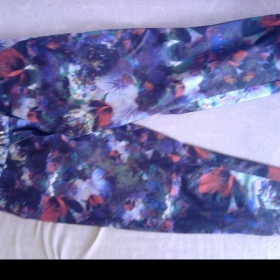 Co nosit k barevným květovaným kalhotám?