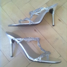 Stříbrné  společenské sandálky Na podpadku
