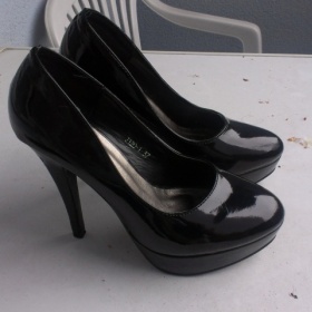 Černé lodičky na vysokém podpatku Neznačkové