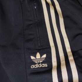 Černo zlaté tepláky Adidas - foto č. 1