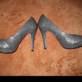 šedé lodičky Humanic