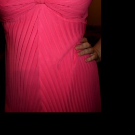 Sytě růžové skládané letní šaty na ramínka neznačková